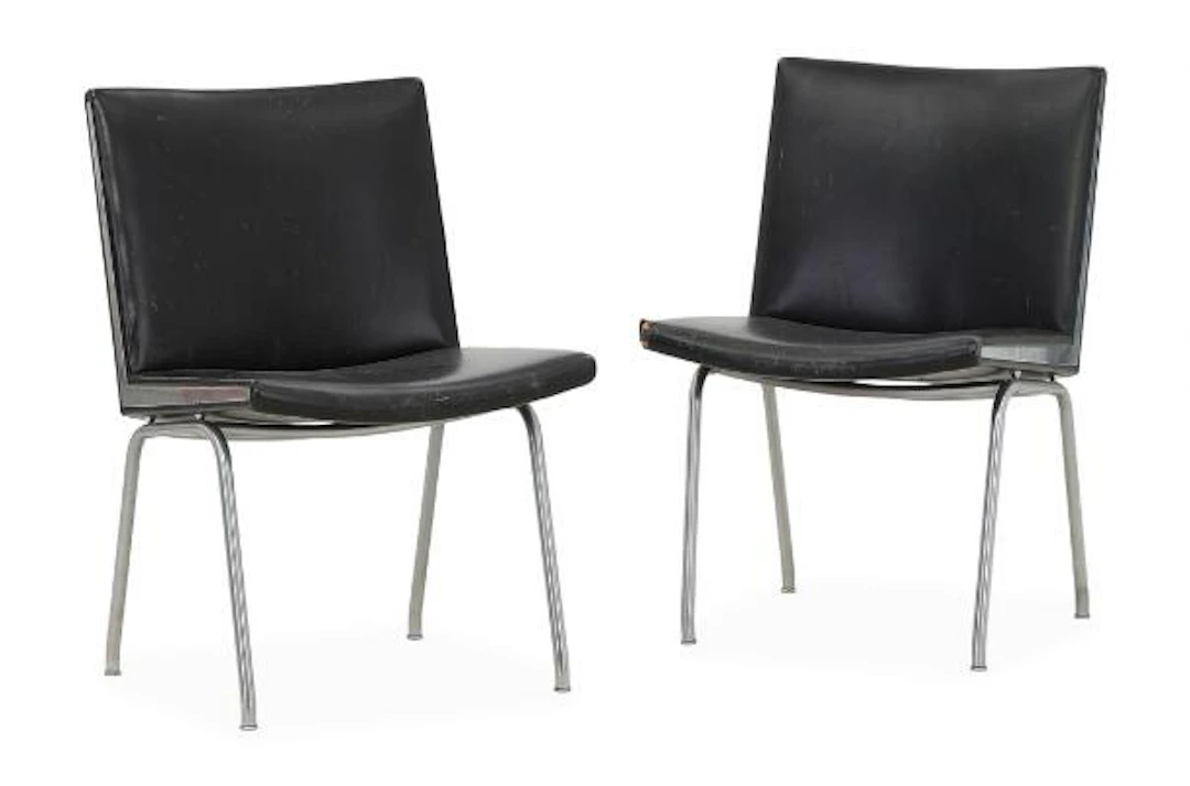 Hans J. Wegner: “Airport Chair”. A pair of chairs with steel frame.