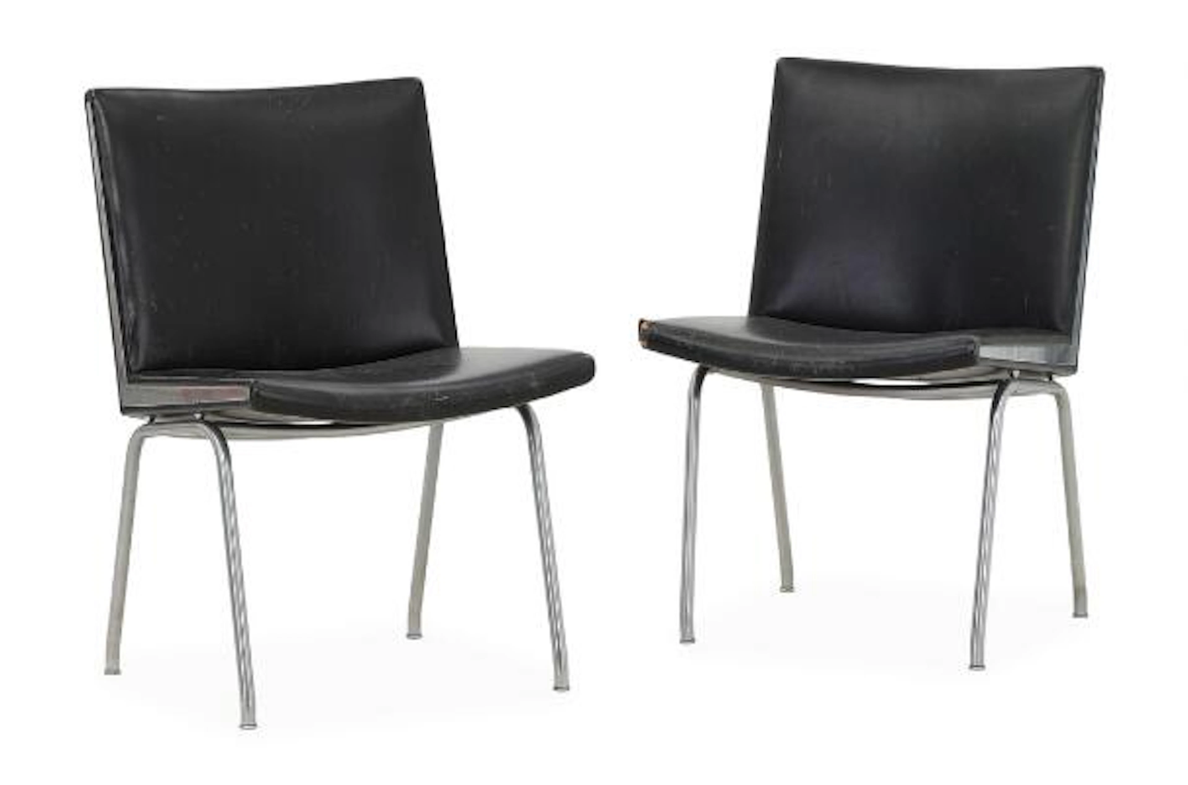 Hans J. Wegner: “Airport Chair”. A pair of chairs with steel frame.