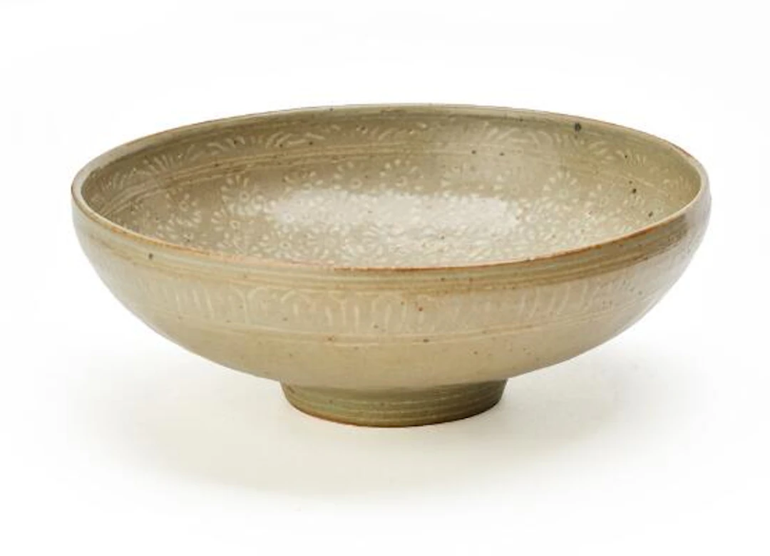 Opus Scholasticum: A circular stoneware bowl with impressed and incised