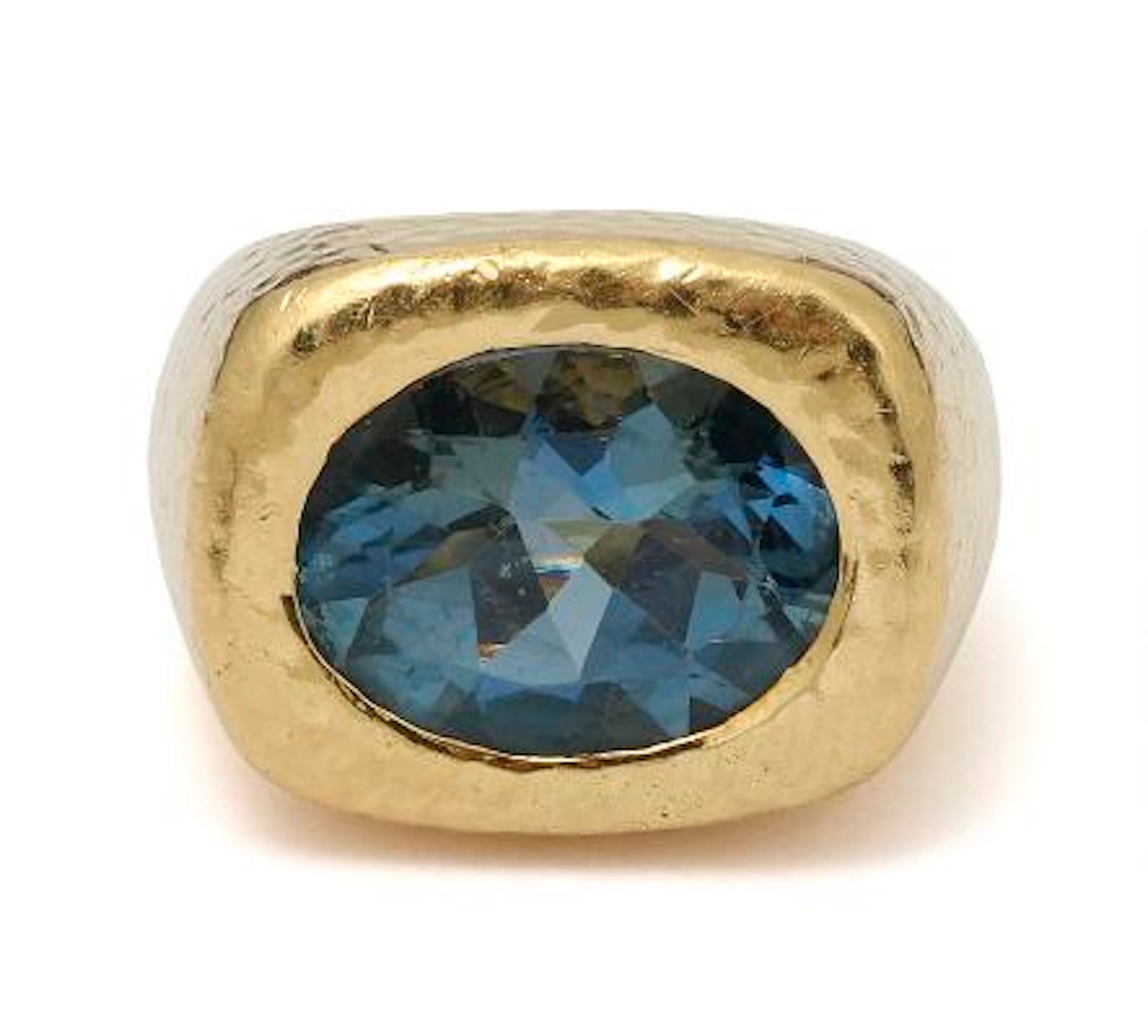 An aquamarine ring set with an oval-cut an aquamarine mounted in 14k