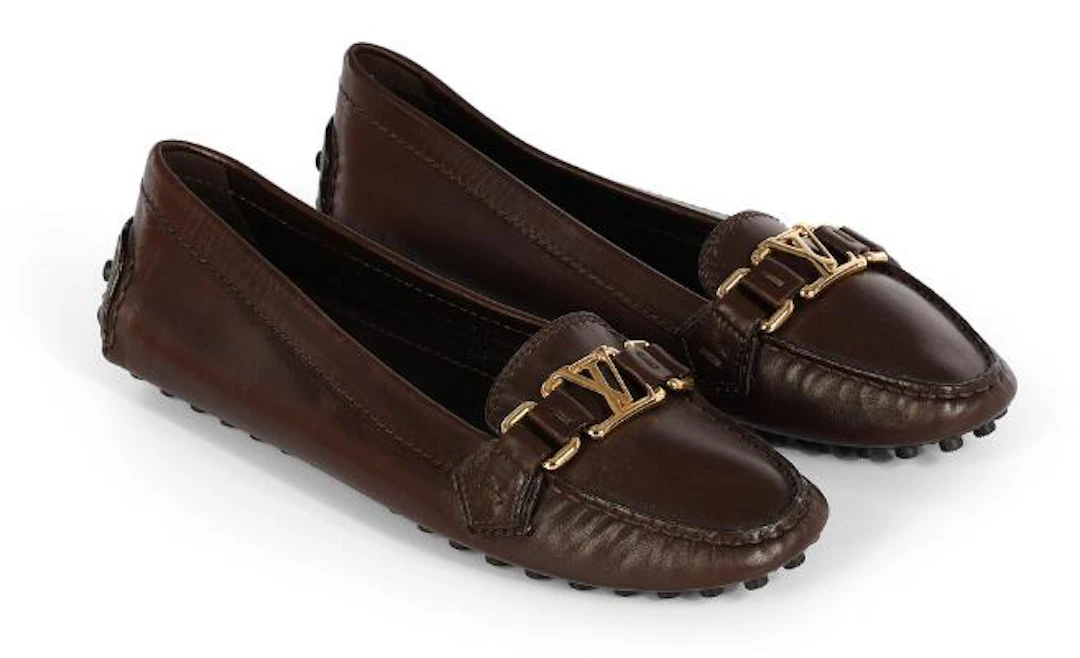 Louis Vuitton: A pair of "Oxford" loafers in brown leather with golden