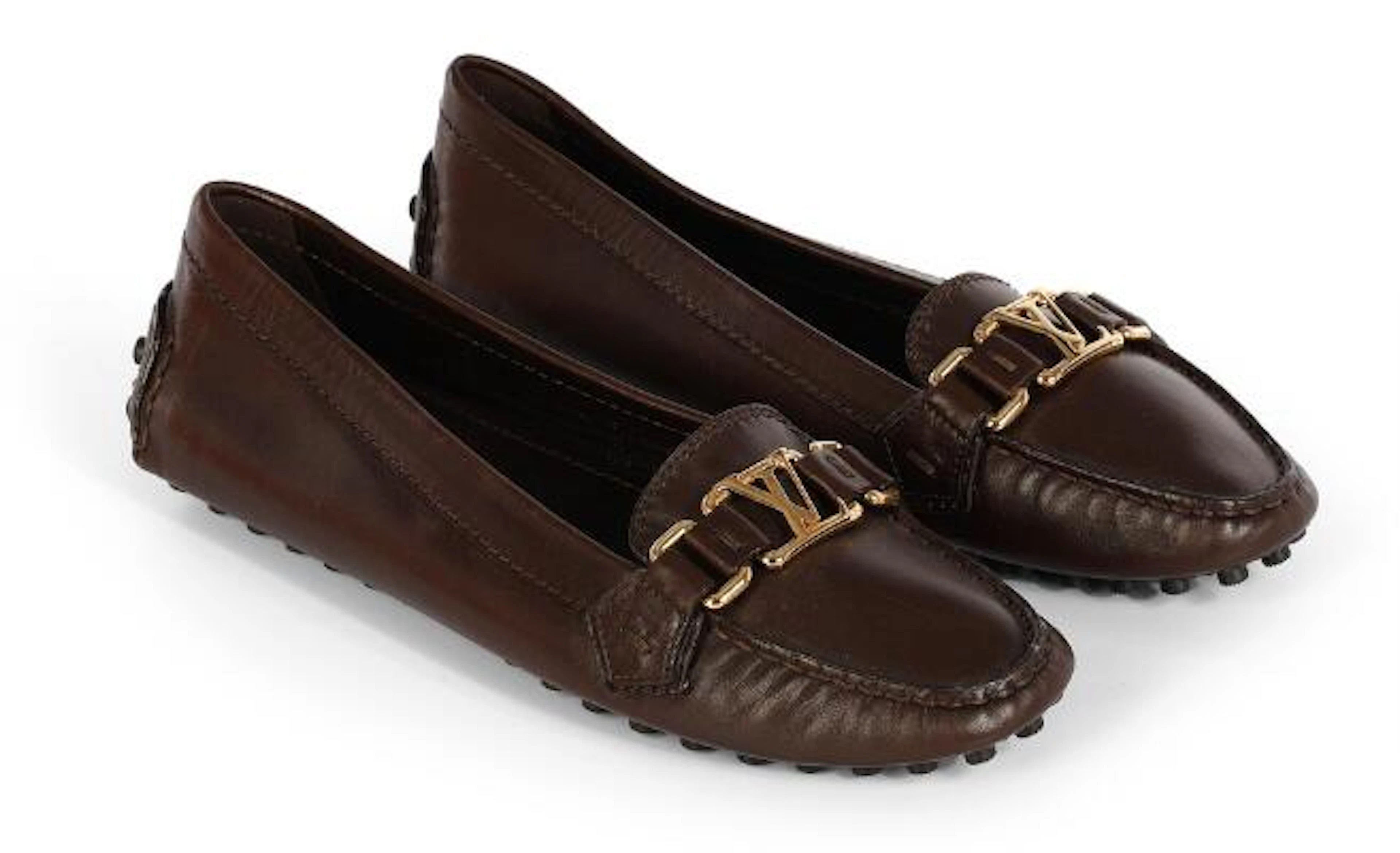 Louis Vuitton: A pair of "Oxford" loafers in brown leather with golden