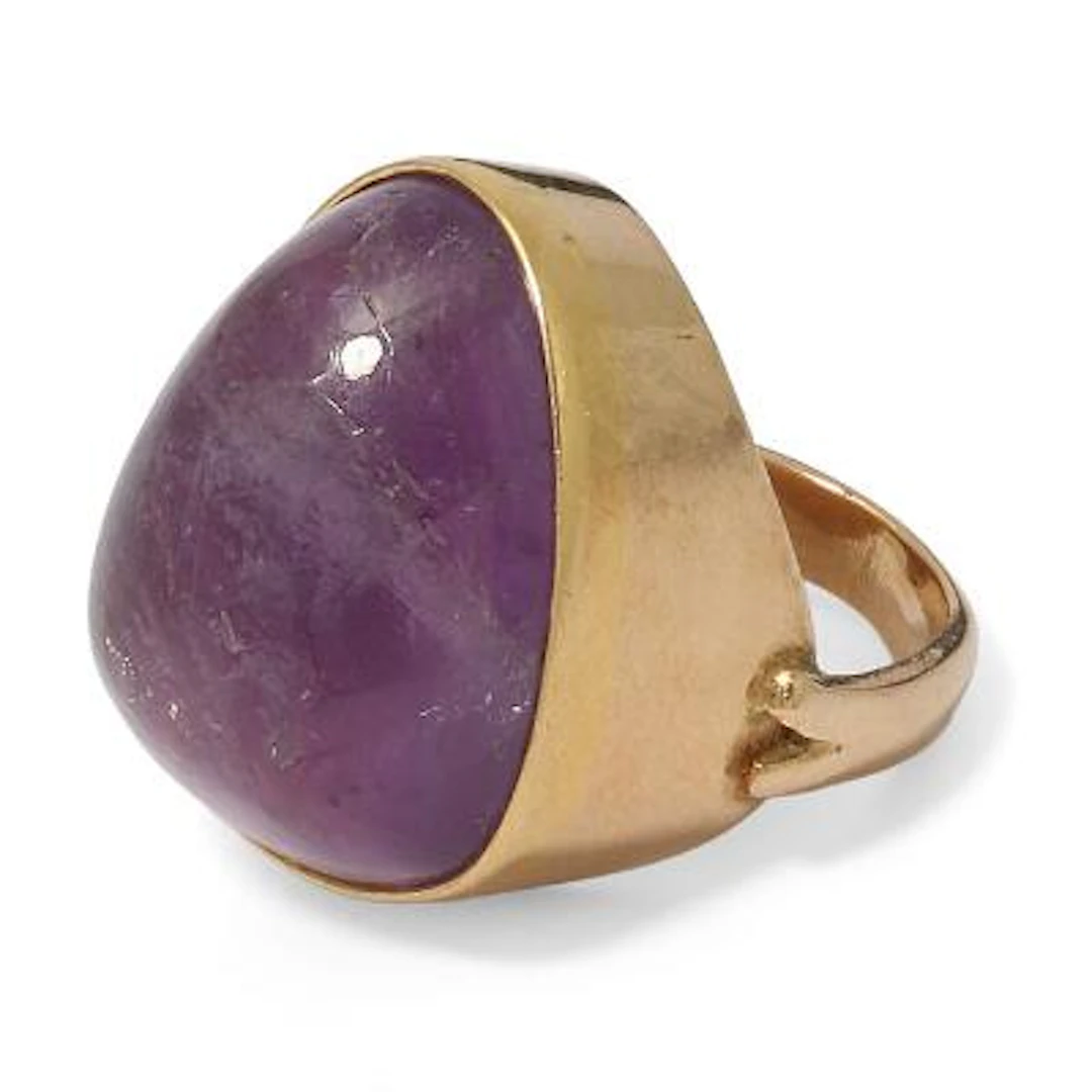 An amethyst ring set with a cabochon amethyst, mounted in 14k gold.