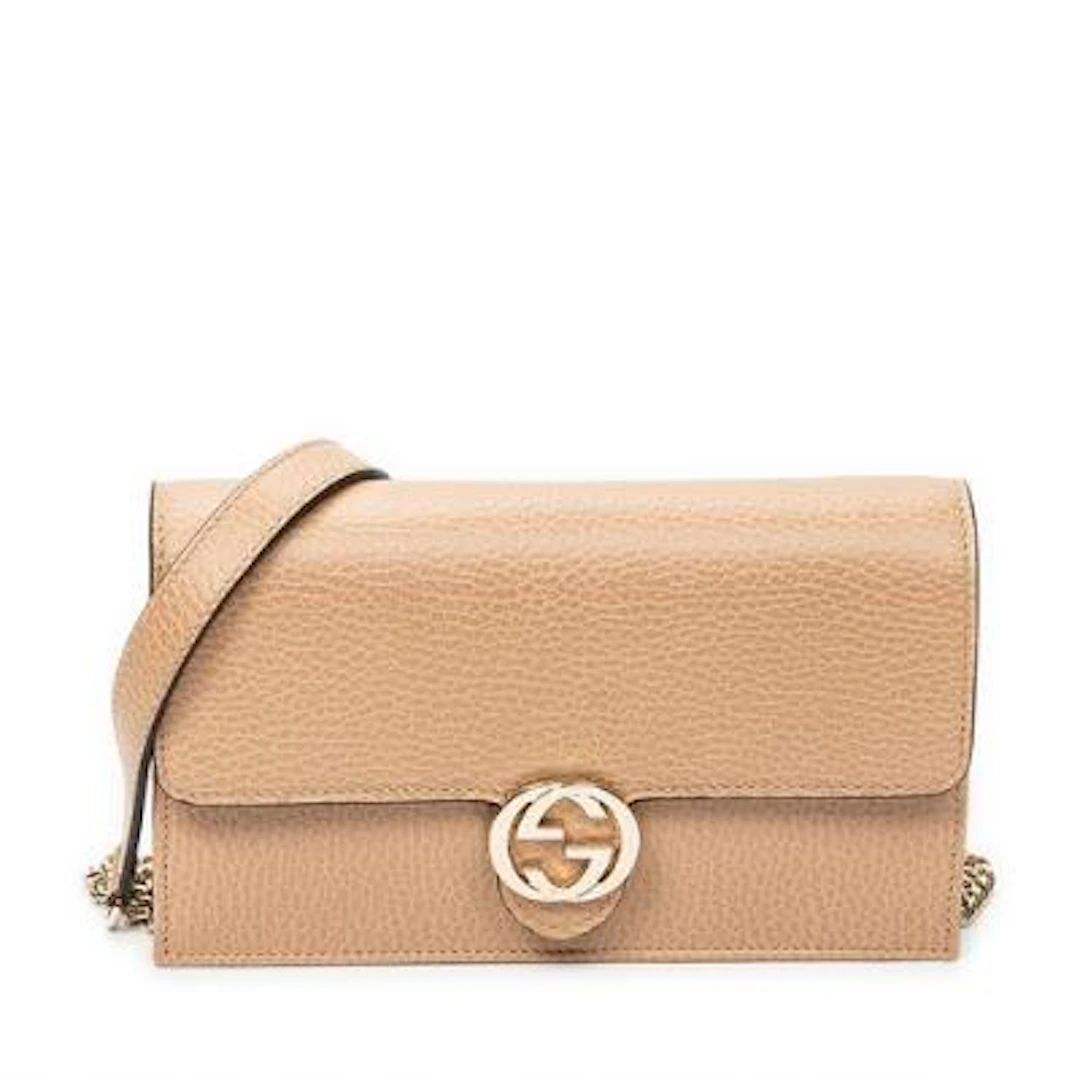 Gucci: An "Interlocking G Chain Wallet" in beige leather with gold-tone