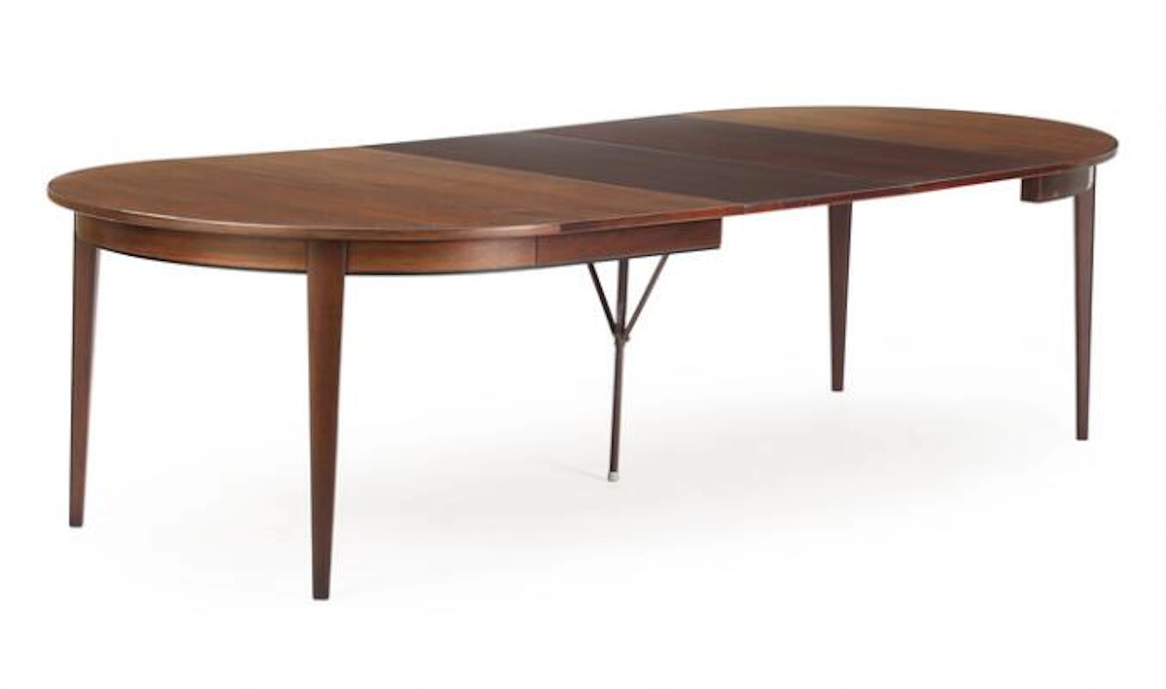 Gunni Omann: A circular rosewood extension table, three leaves included.