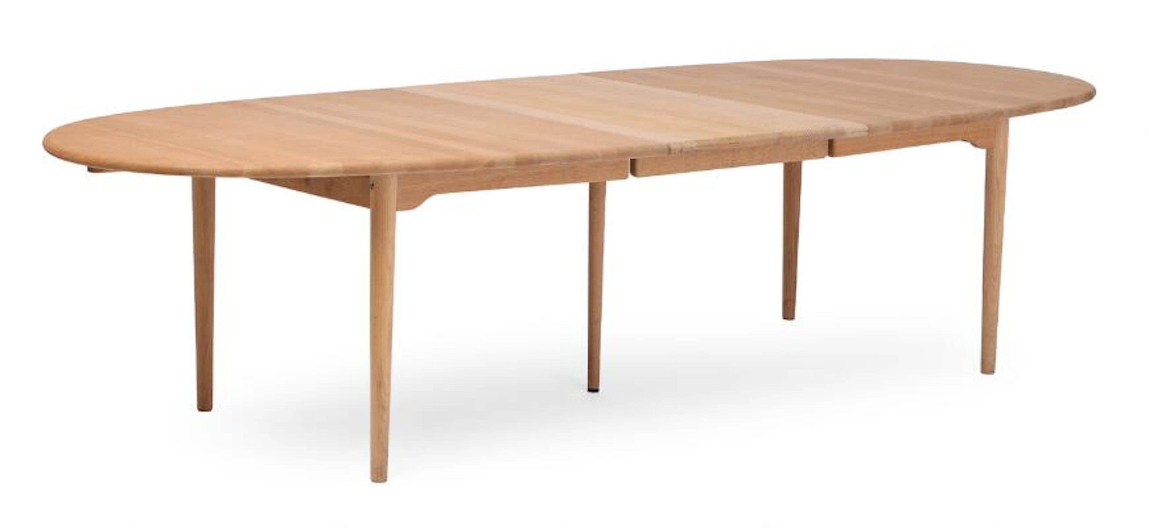 Marianne Wegner: “CH 325”. Oval dining table of solid oak with extension