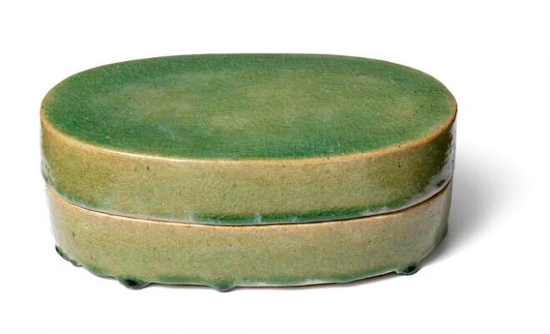 Gertrud Vasegaard: An oval stoneware lid jar, decorated with transparent