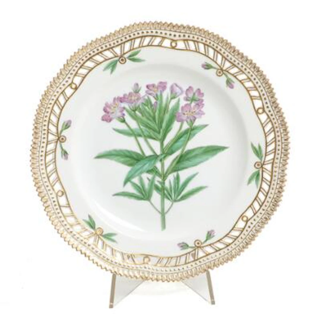 "Flora Danica". Plate in porcelain. Pierced rim. 3554. Royal Copenhagen.