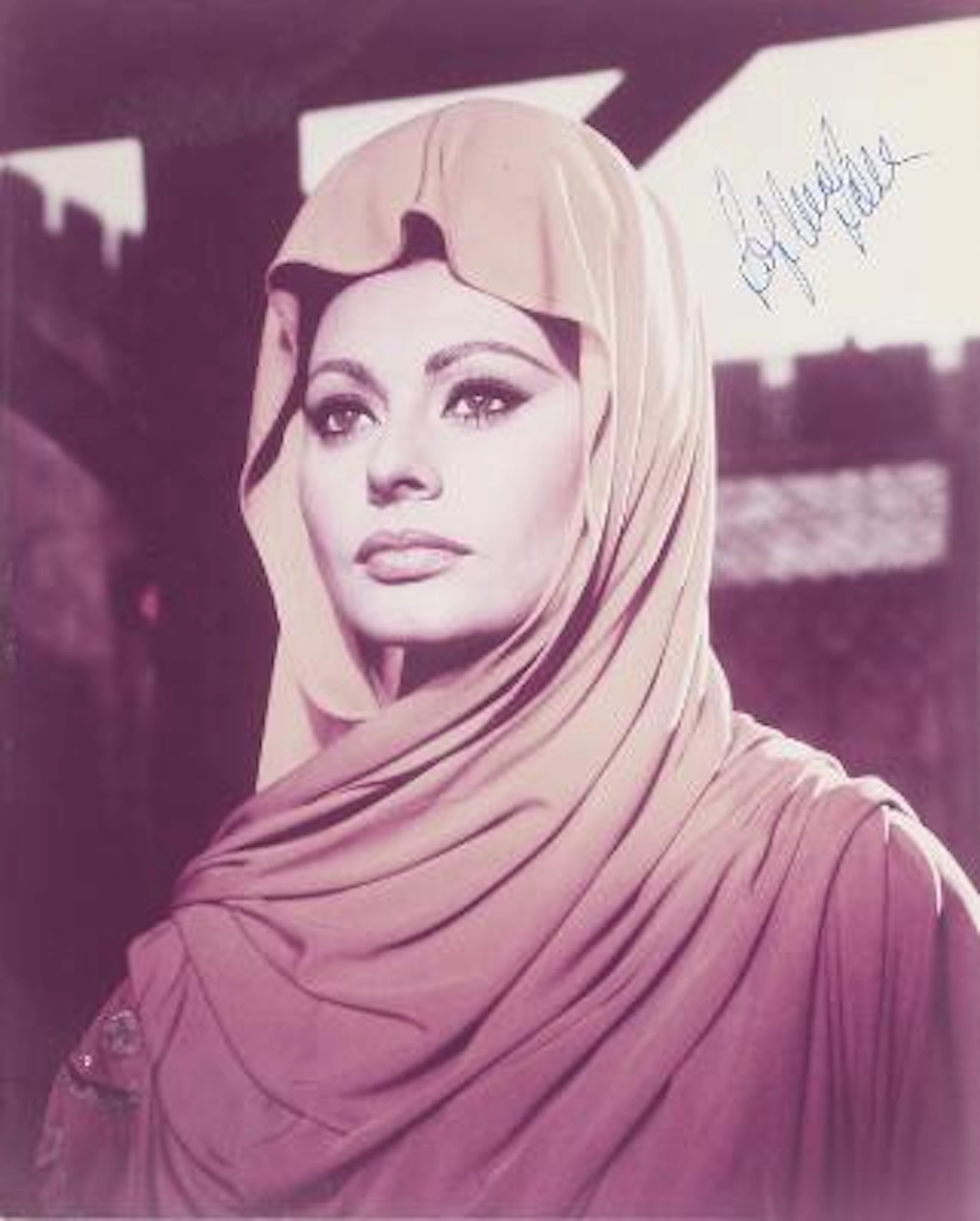 Signed colour still photograph of Italian actress Sophia Loren (b.