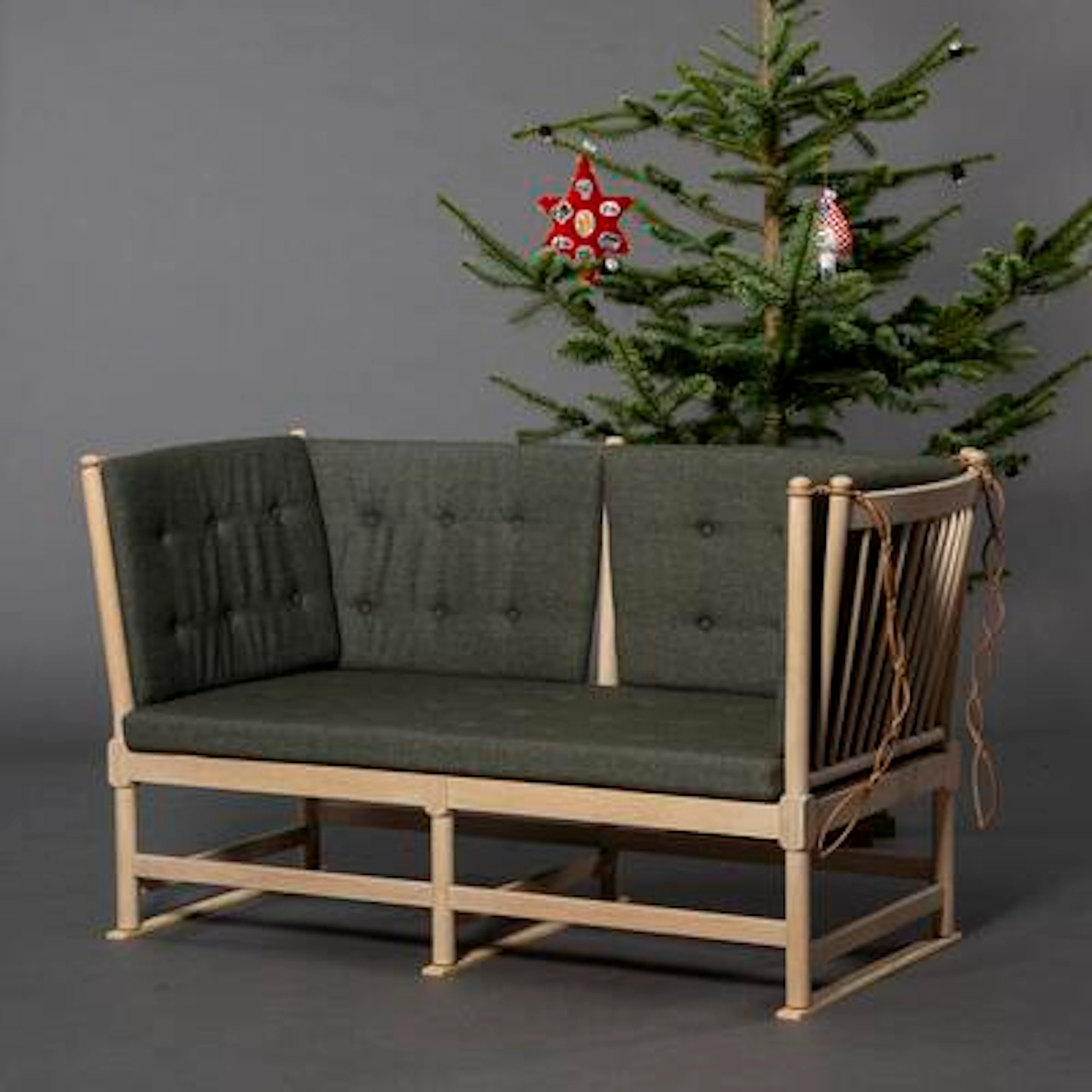 Børge Mogensen: Spoke-Back 1789-tremmesofa for Ungdommens Røde Kors.