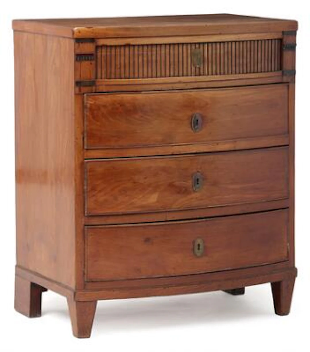Empire chest-of-drawers. Ca. 1800. H. 85 cm. W. 71 cm. D. 47 cm. –