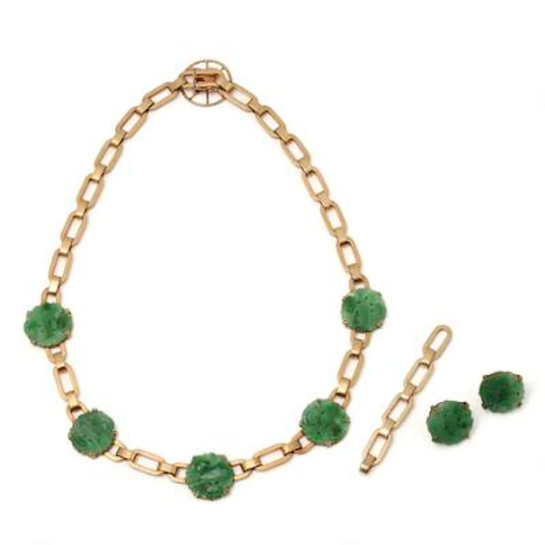 A jade jewellery set comprising of a necklace and a pair of ear studs