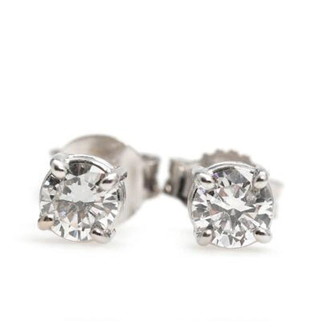 A pair of diamond earstuds, each set with a brilliant-cut diamond