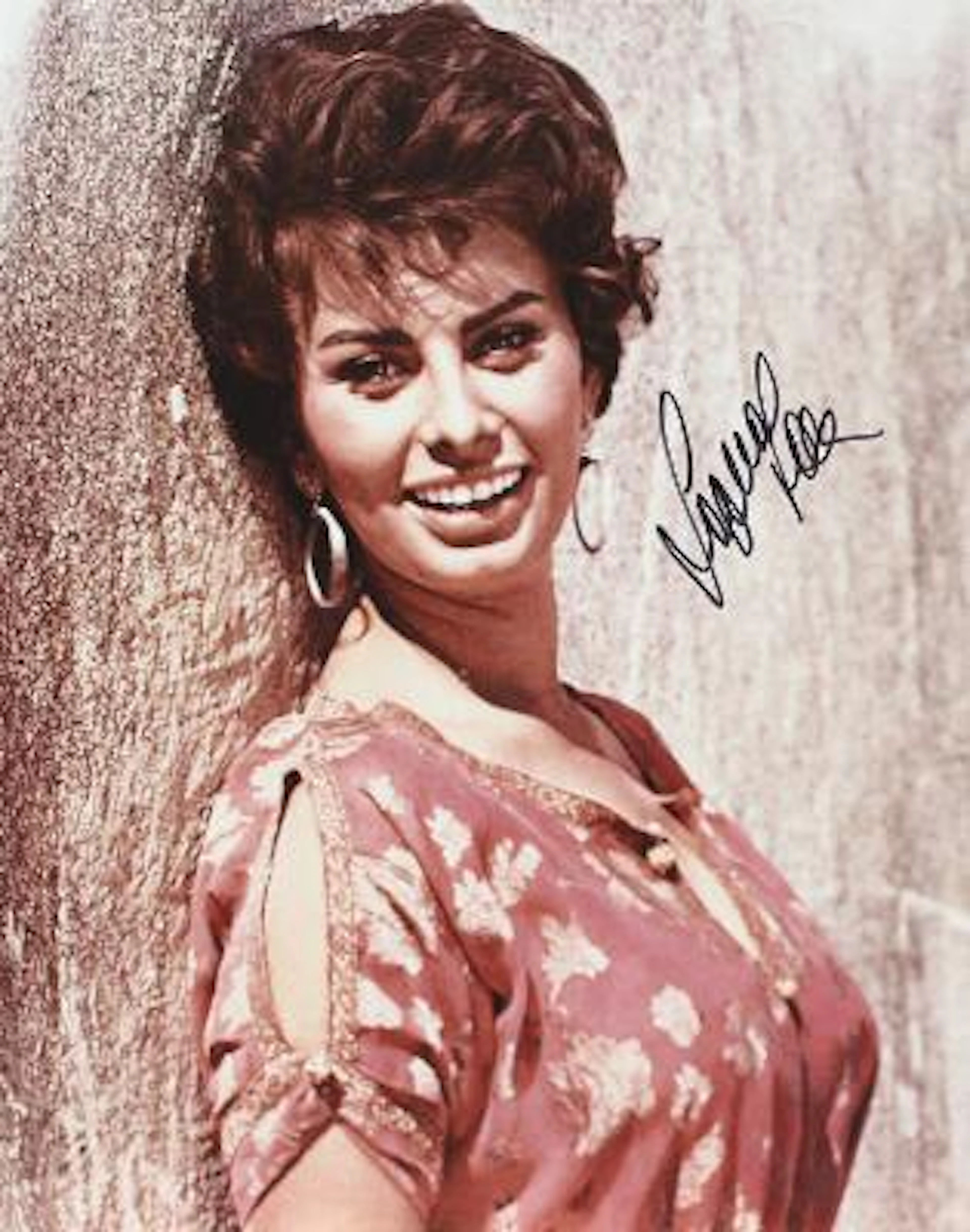 Signed colour still photograph of Italian actress Sophia Loren (b.