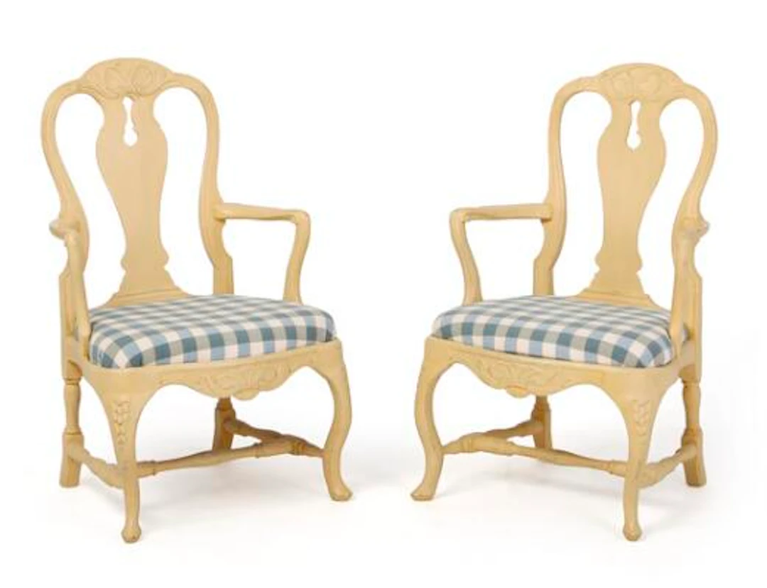 A pair of Swedish chairs in painted wood. Rococo form, early 20th