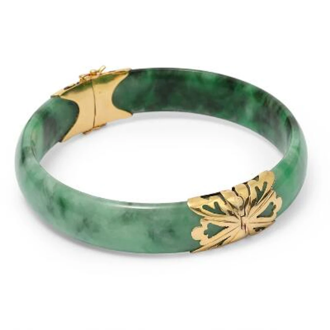 A jadeite bangle of jadeite jade set with a clasp of 14k gold. Weight
