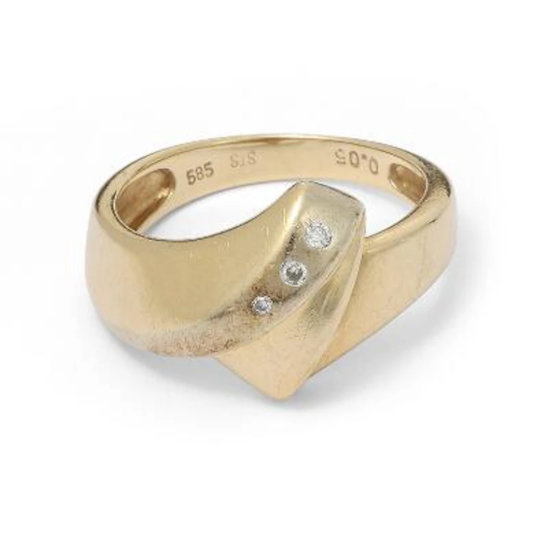 A diamond ring set with three brilliant-cut diamonds, mounted in 14k