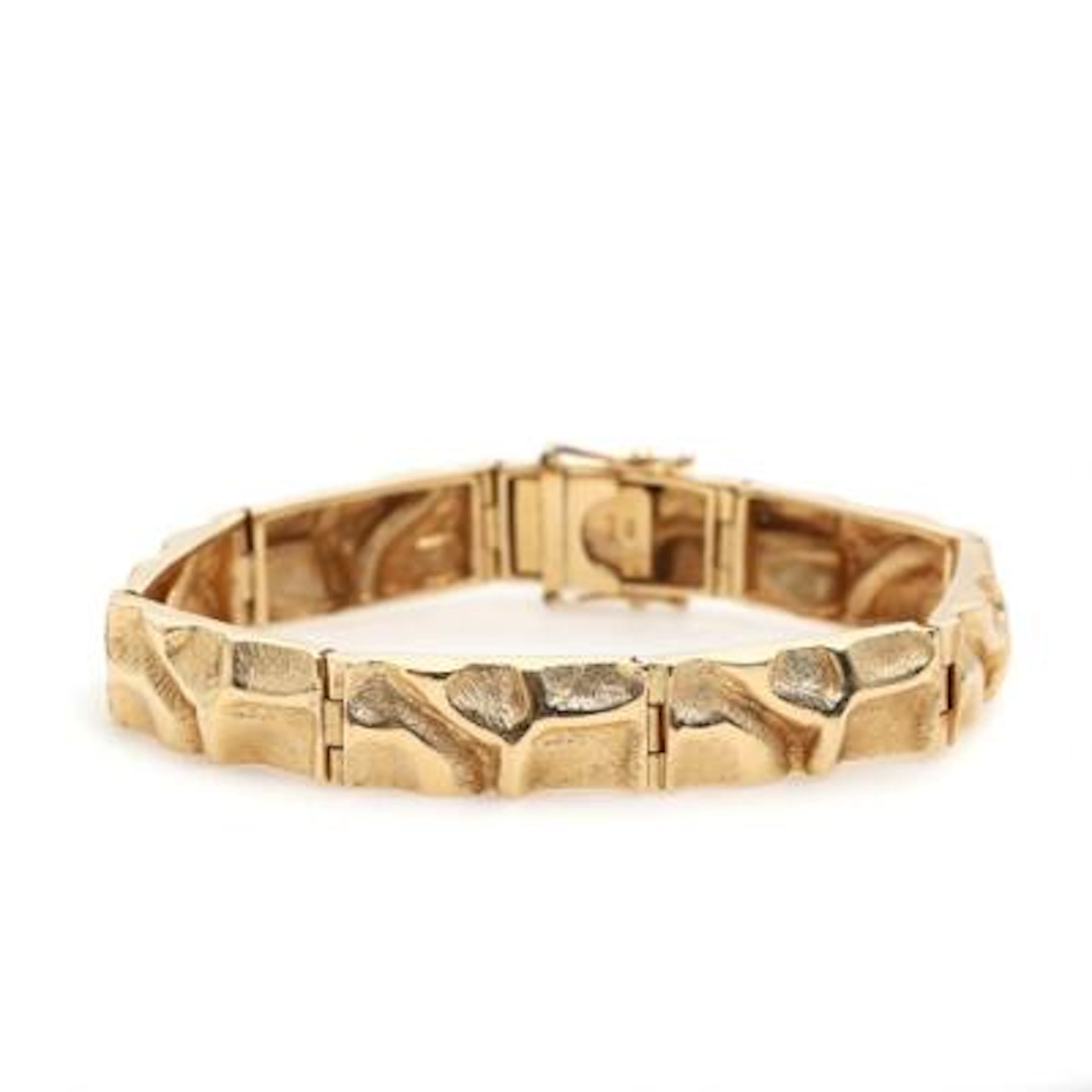 Bo Gindeberg: Rustic bracelet of 14k gold. L. 18.5 cm. W. 10 mm. –