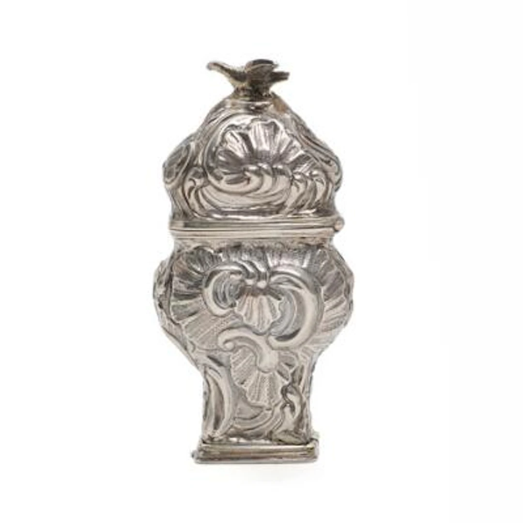 Rococo vinaigrette of silver. 18th century. H. 8 cm. – Bruun Rasmussen