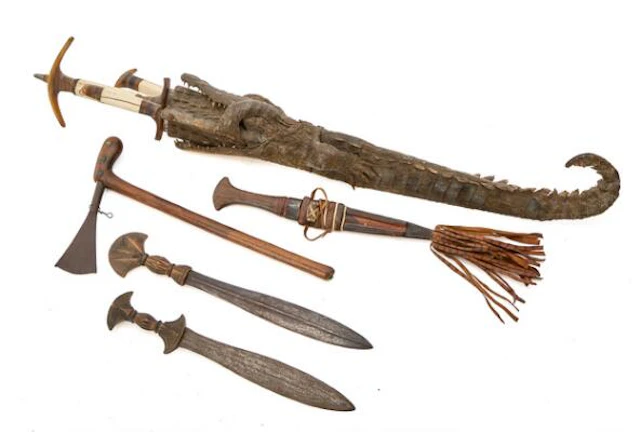A collection of five African weapons. – Bruun Rasmussen Auctioneers