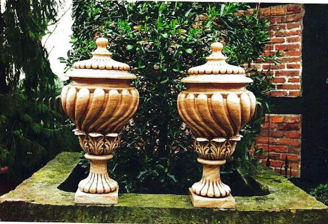 A pair of Italian marble vases. Verona, late 19th century. H. 76 cm.