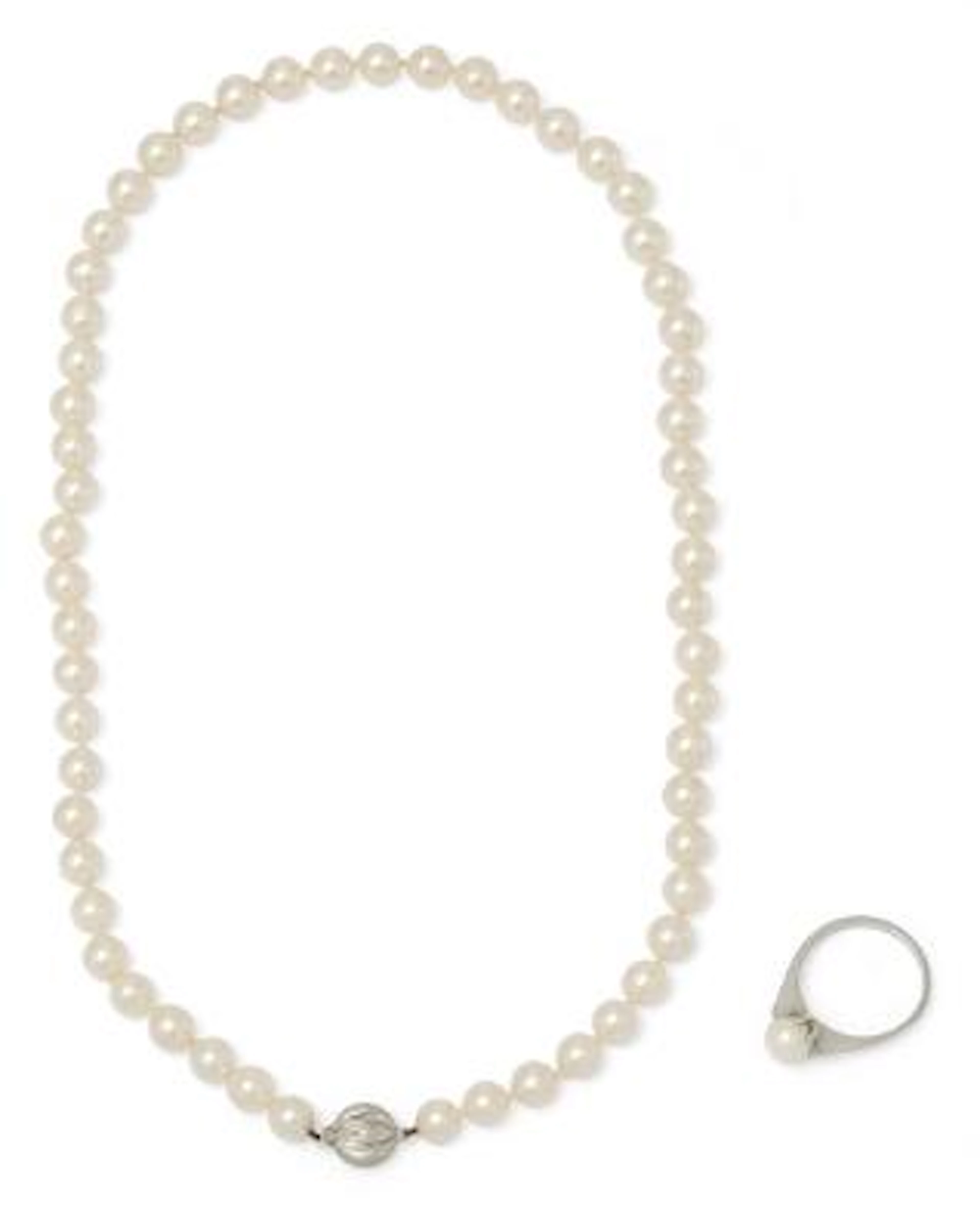 A pearl jewellery set comprising of a ring and a necklace. Size app.