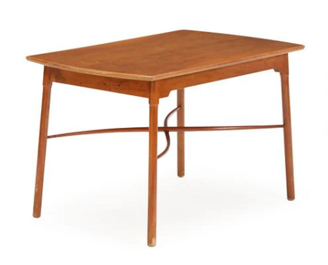 Ole Wanscher: A nutwood coffee table Model 1762. Manufactured by Fritz