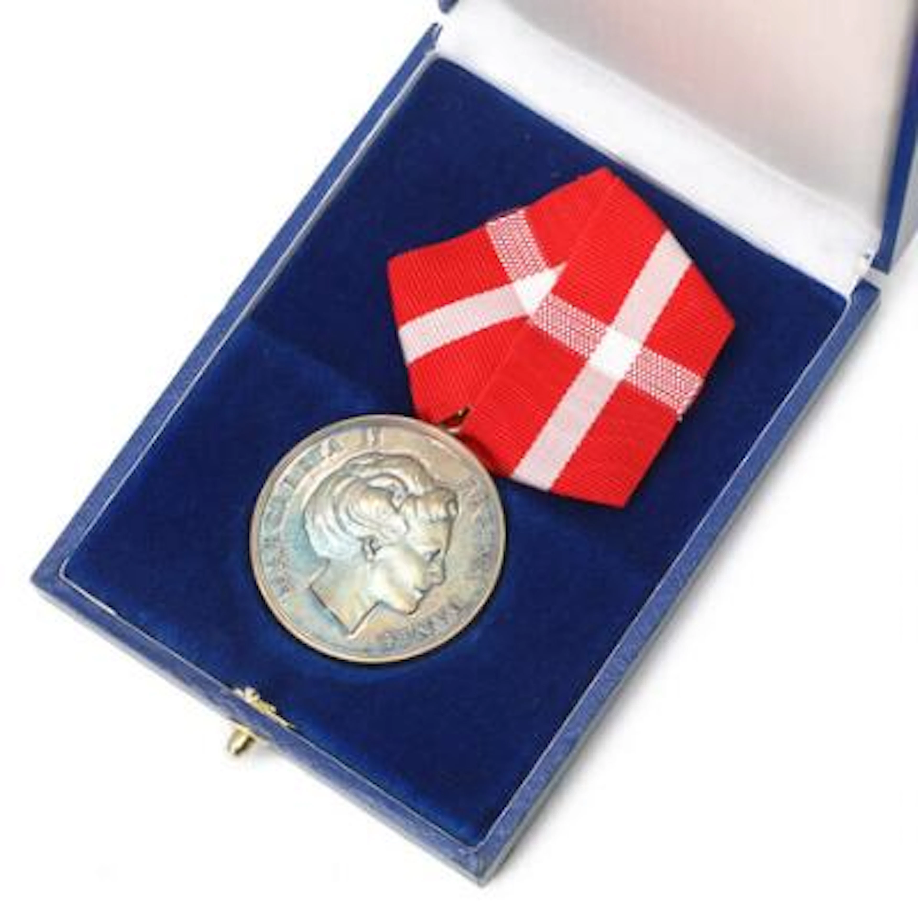 Margrethe II, Medal of Merit in Ag with eyelet and original ribbon
