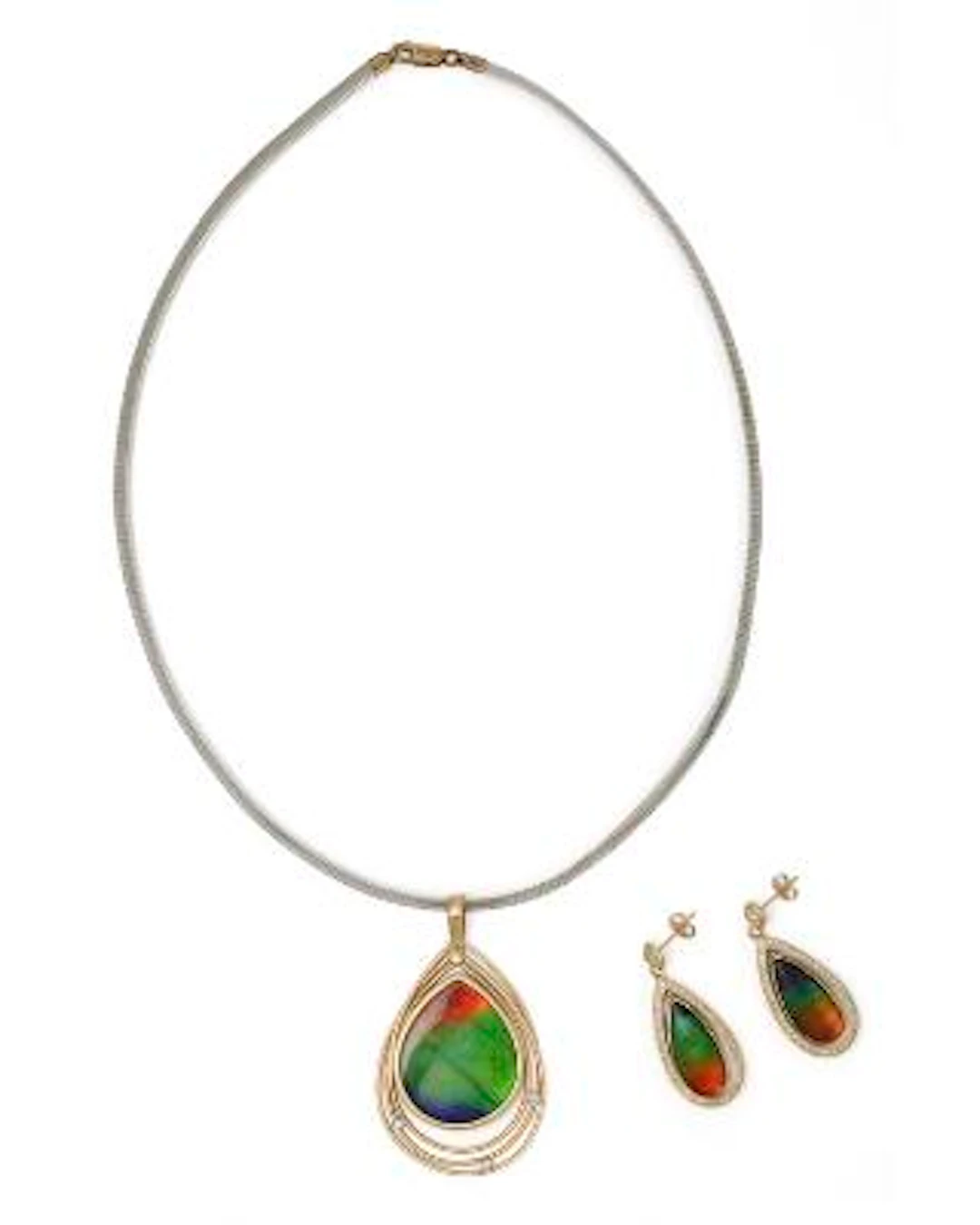 A jewellery set comprising of a necklace set with a pendant and a