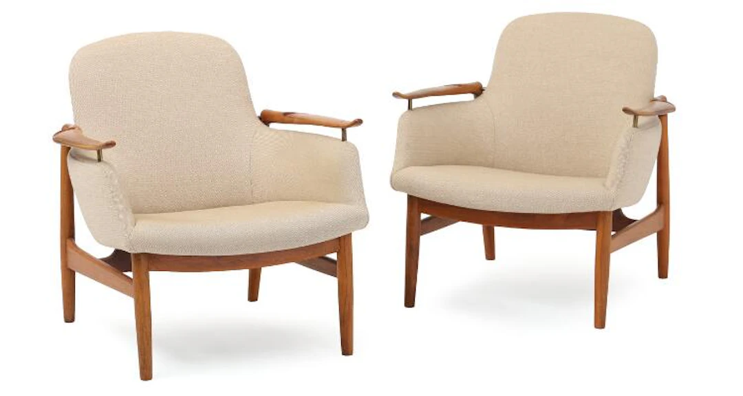 Finn Juhl: “FJ 53”. A pair of nutwood easy chairs with “floating”