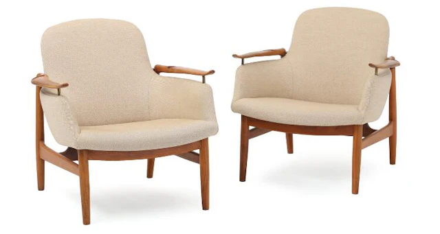Finn Juhl: “FJ 53”. A pair of nutwood easy chairs with “floating”