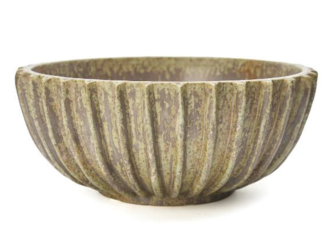 Arne Bang: A circular stoneware bowl. Outer surface with vertical