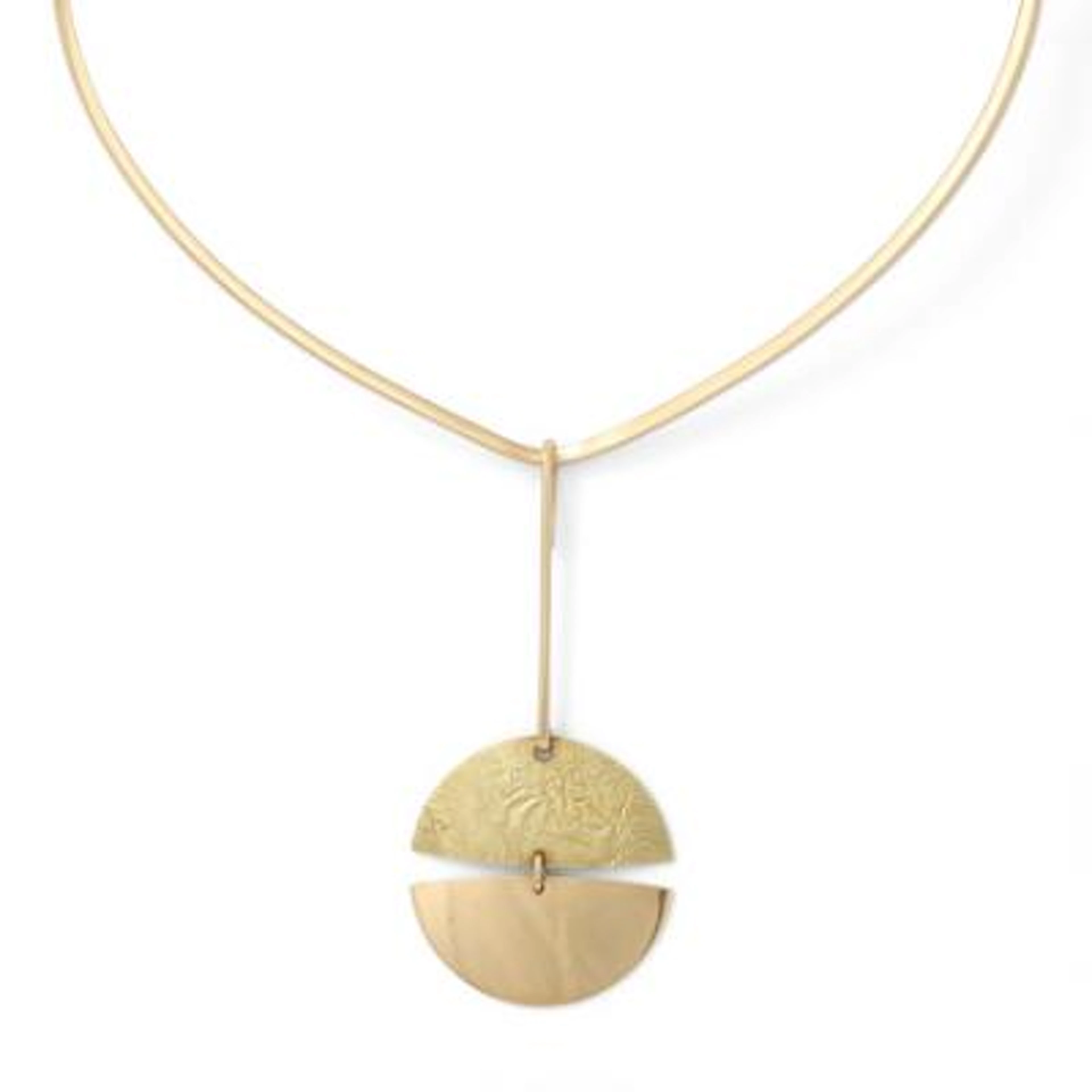 Bent Gabrielsen Pedersen a.o.: A pendant and neck ring of 14k gold.