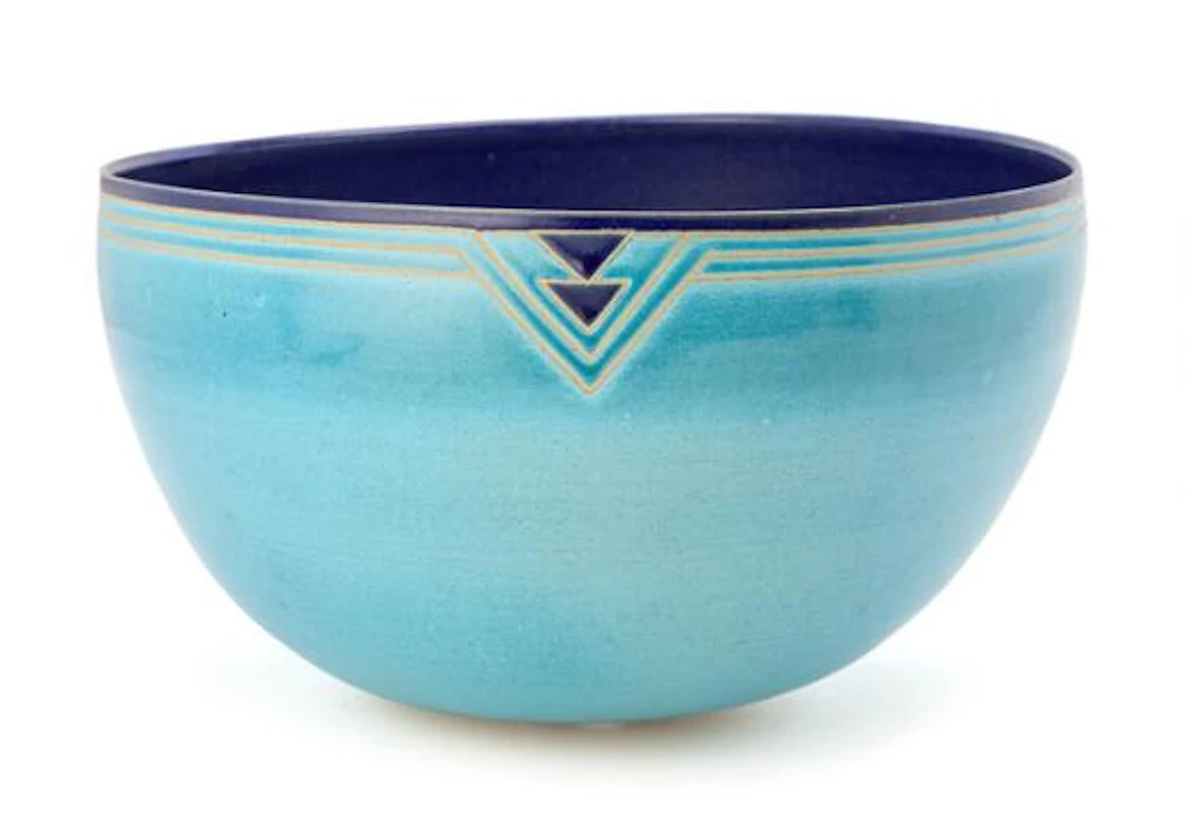Vibeke Fischer: Large stoneware bowl decorated with light blue and