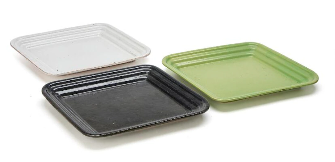 Ursula Munch-Petersen: Three four-sided dishes with profiled rim