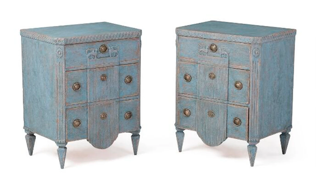 A pair of Swedish chests of drawers of blue-painted wood. Gustavian