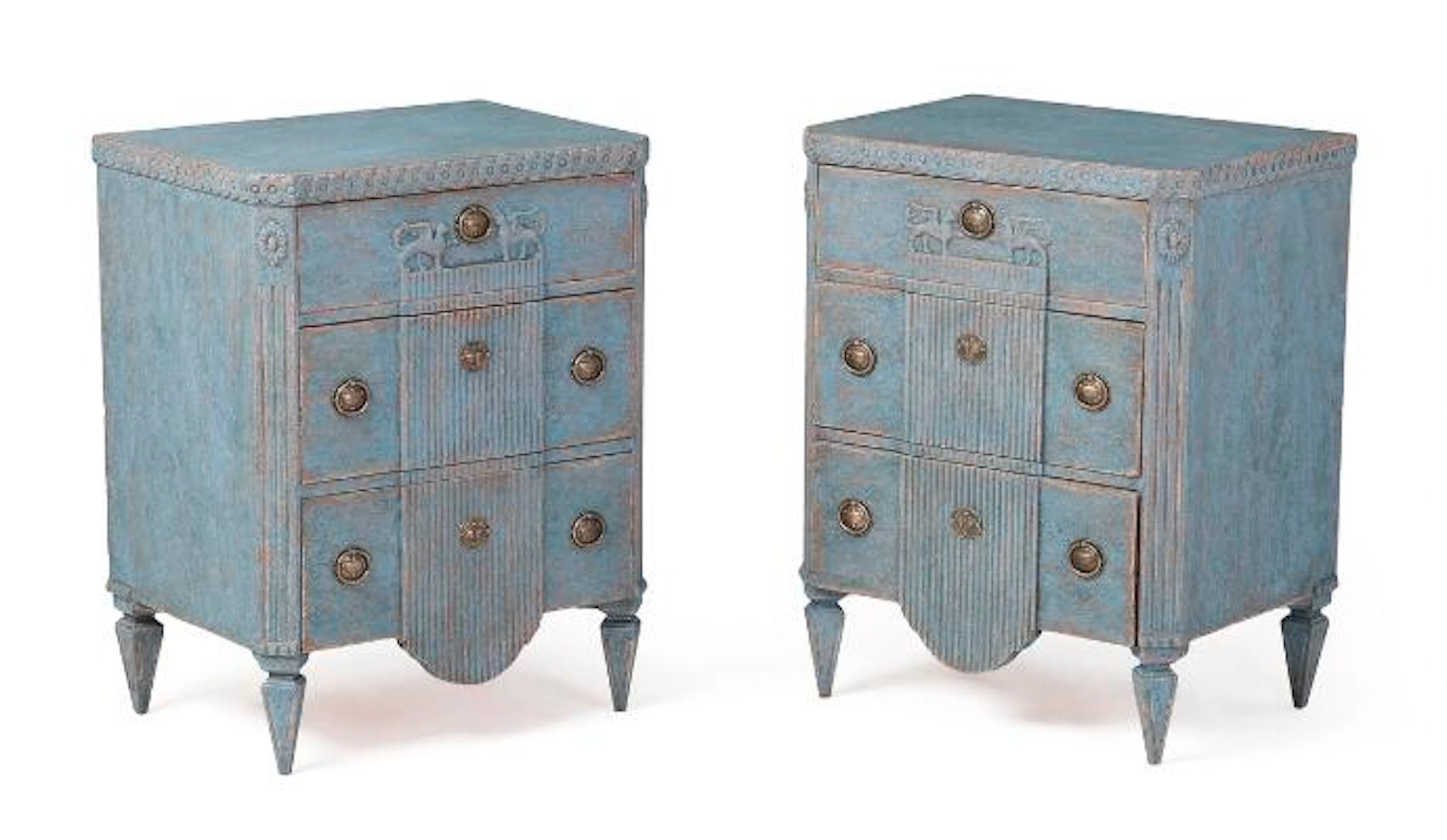 A pair of Swedish chests of drawers of blue-painted wood. Gustavian