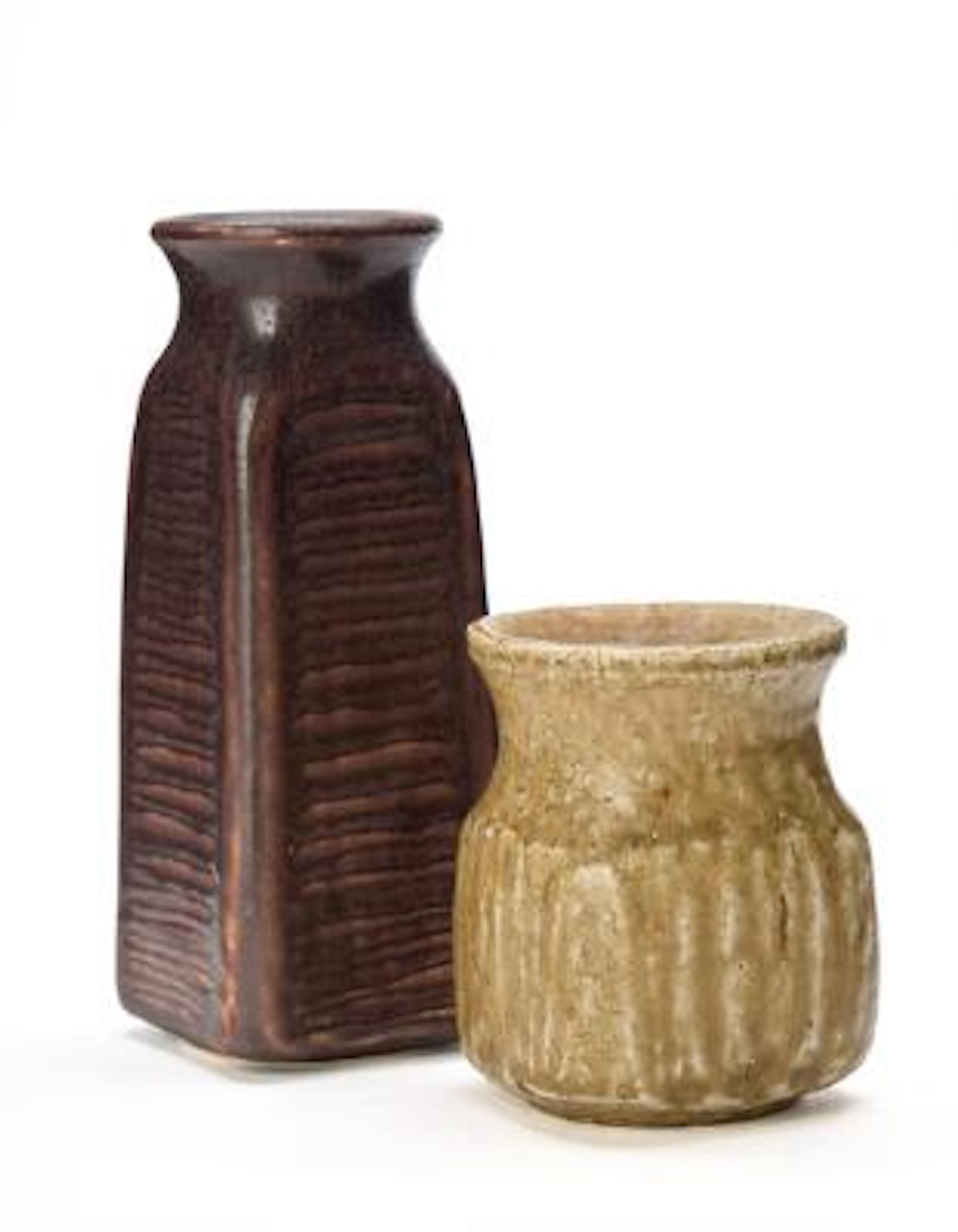 Edith Sonne: Two stoneware vases modelled with fluted pattern in relief.