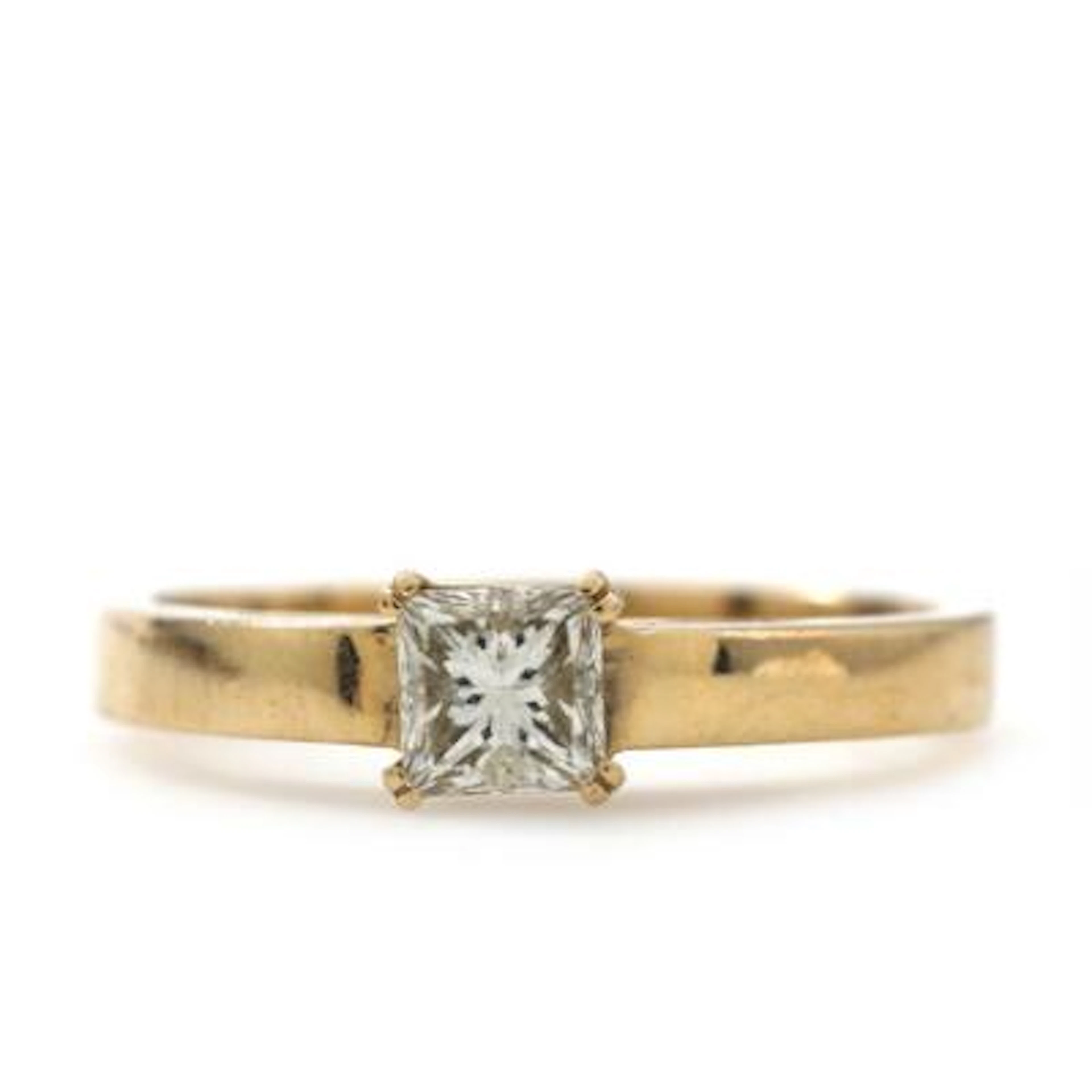 Diamantring af 14 kt. guld prydet med diamant på 0.52 ct. Str. 54.