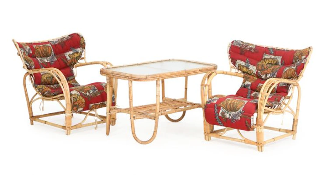 Viggo Boesen: Pair of armchairs and table in rattan and woven material.