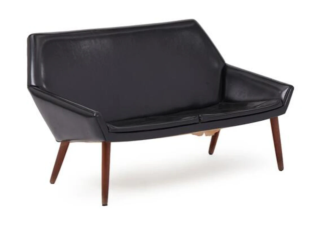 Poul M. Jessen: Freestanding two-seater sofa with teak legs. Seat