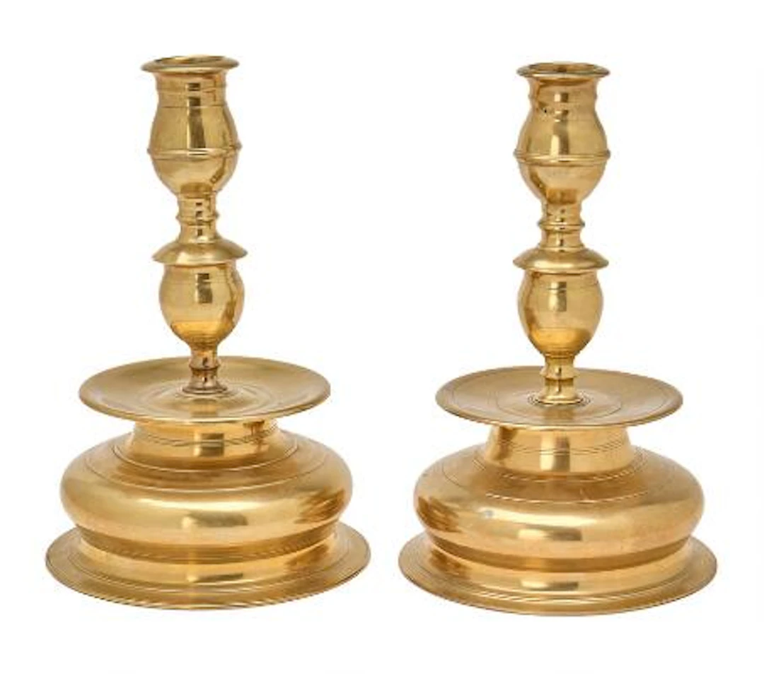 A pair of Baroque candlesticks in brass with baluster-shaped stems