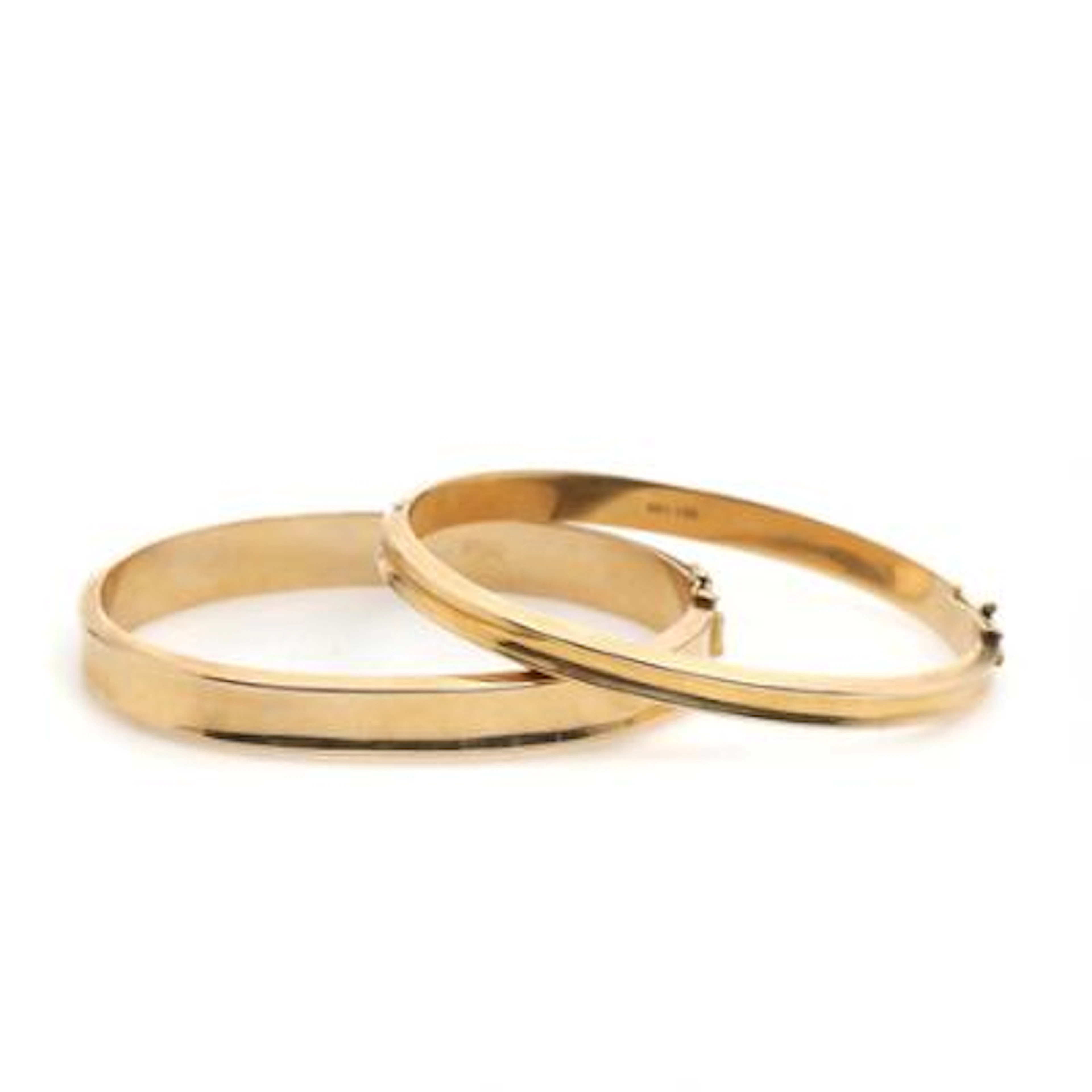 Two openable bracelets in 14k gold. W. 5.5–8.6 mm. Internal diam.