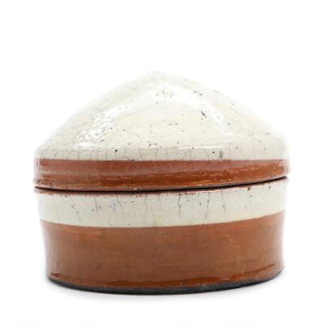 Inger Rokkjær: A circular raku-fire lid jar. Decorated with ochre