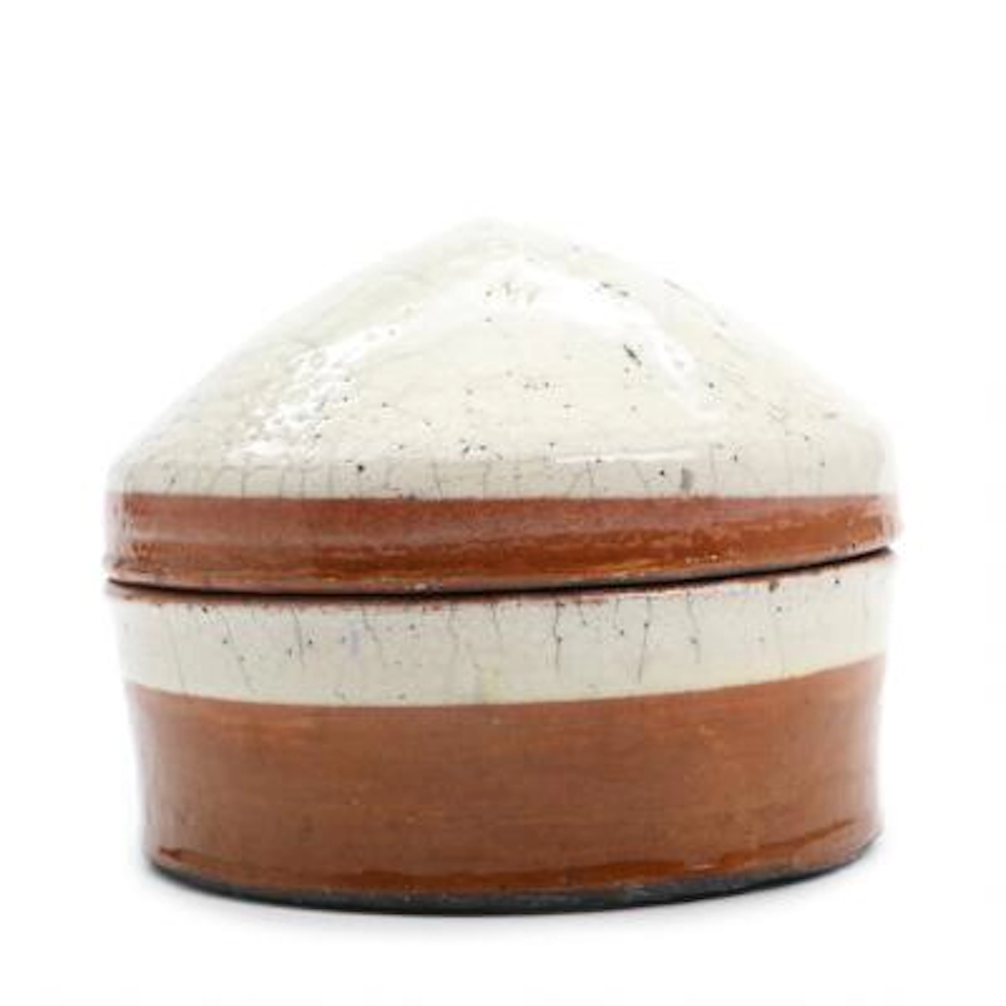 Inger Rokkjær: A circular raku-fire lid jar. Decorated with ochre
