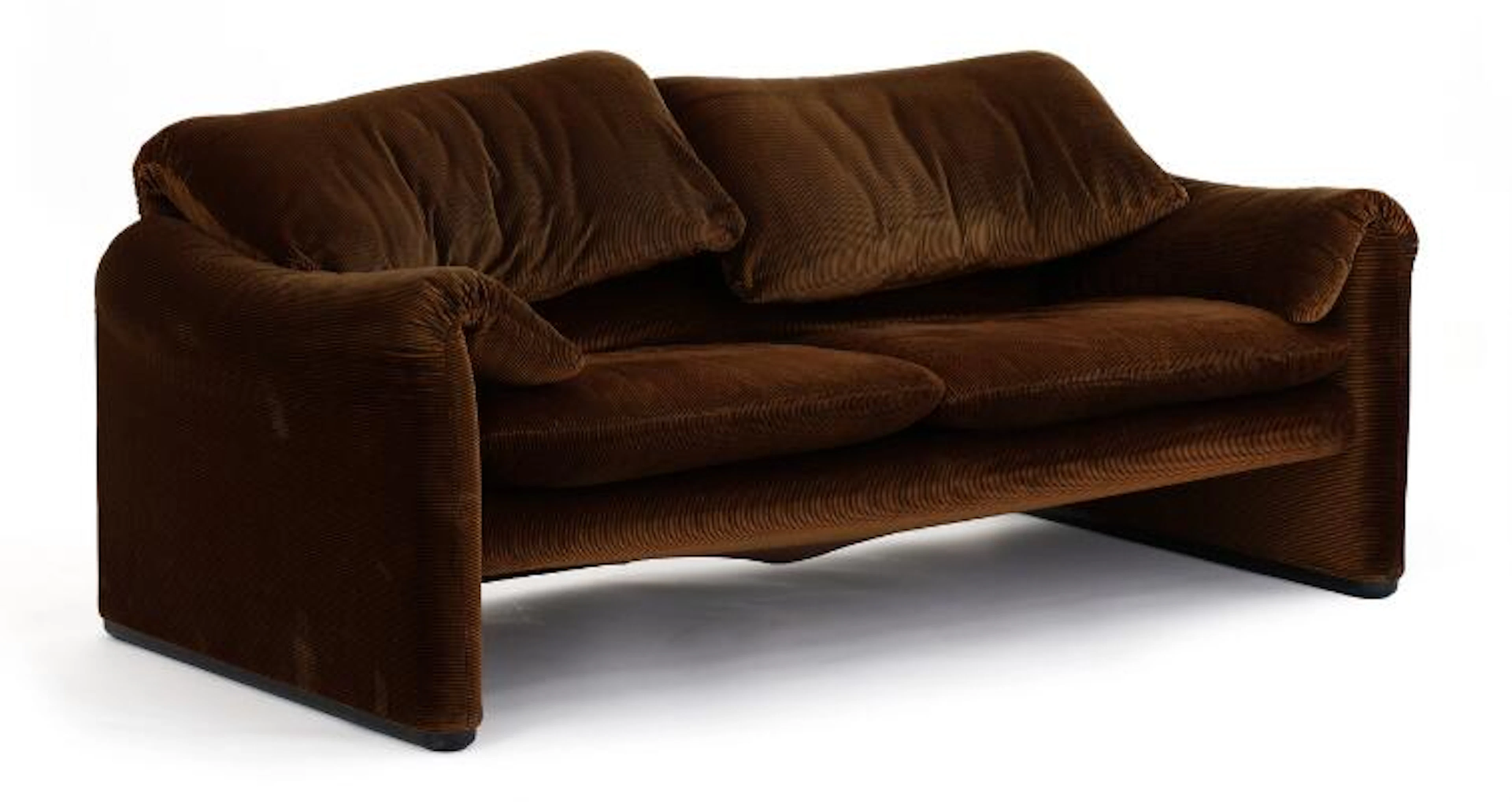 Vico Magistretti: “Maralunga”. Freestanding two seater sofa with adjustable