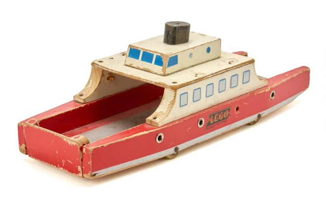 LEGO: Ferry made of painted wood. L. 35 cm. – Bruun Rasmussen Auctioneers