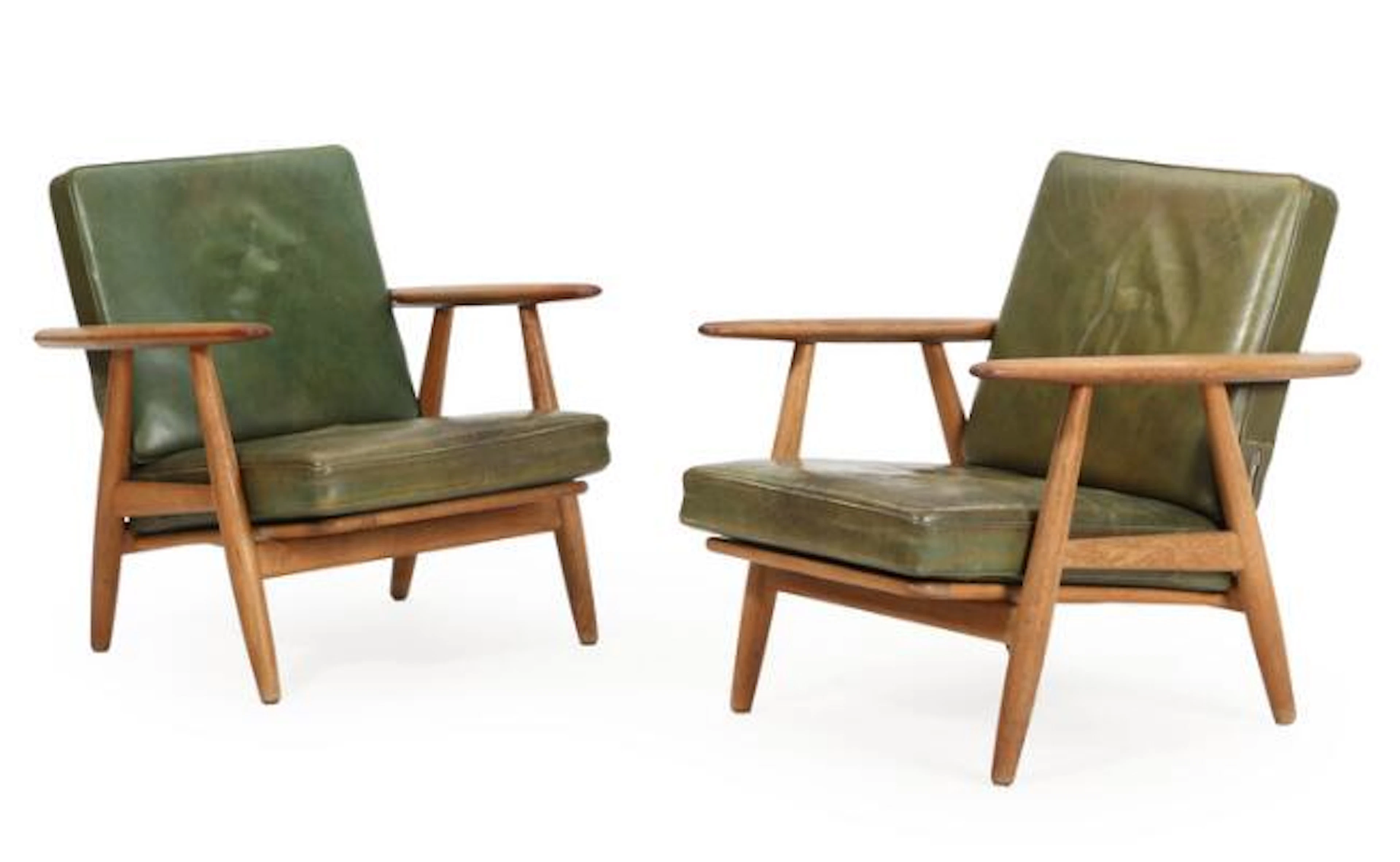 Hans J. Wegner: "The Cigar". A pair of oak easy chairs, loose cusions