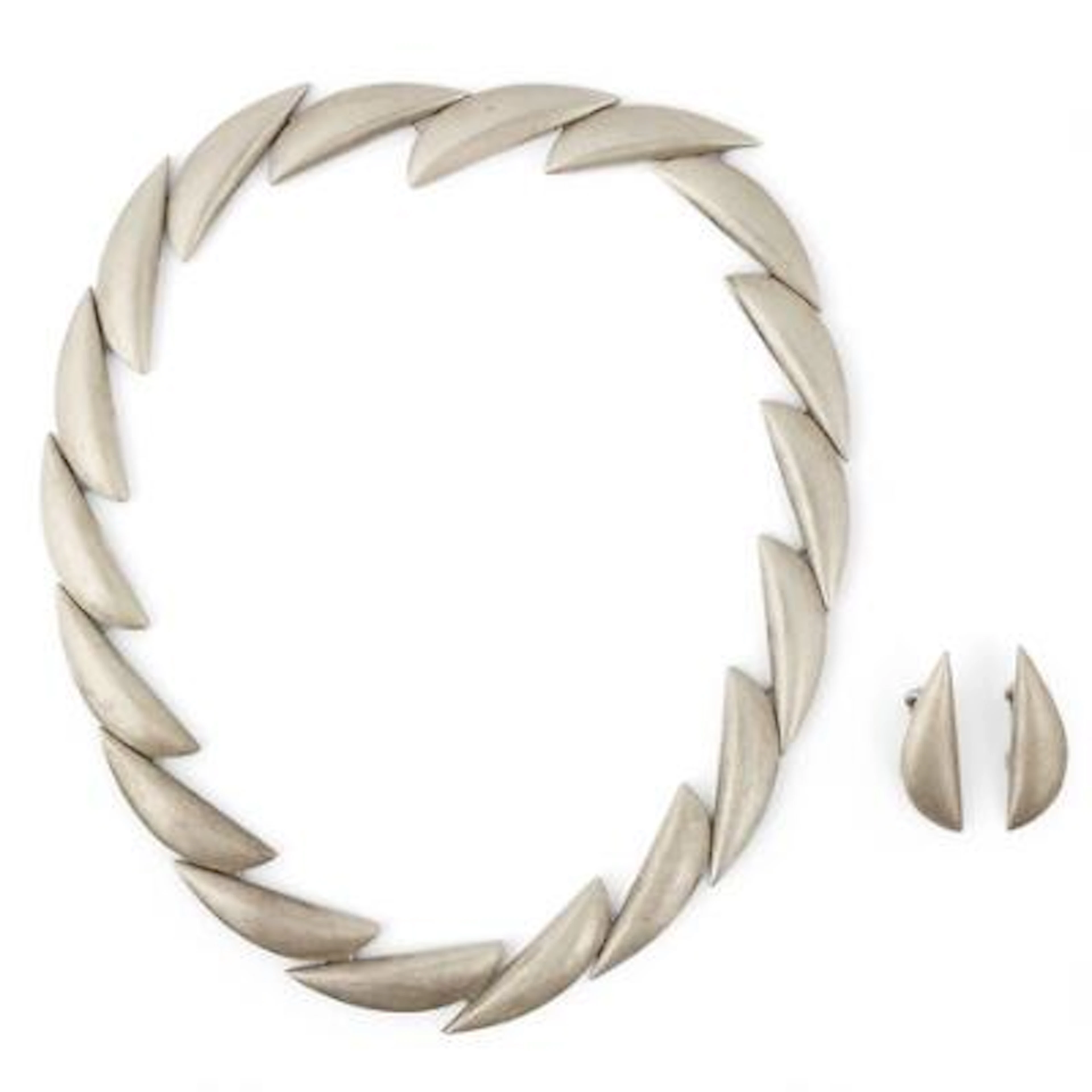 A jewellery set comprising of a pair of ear clips and a necklace of