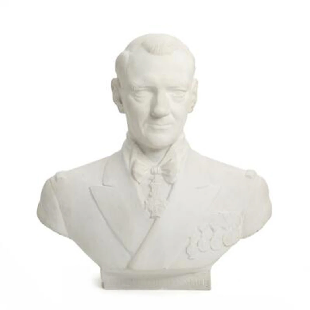 Hans W. Larsen: Bust in plaster depicting King Frederik IX of Denmark.